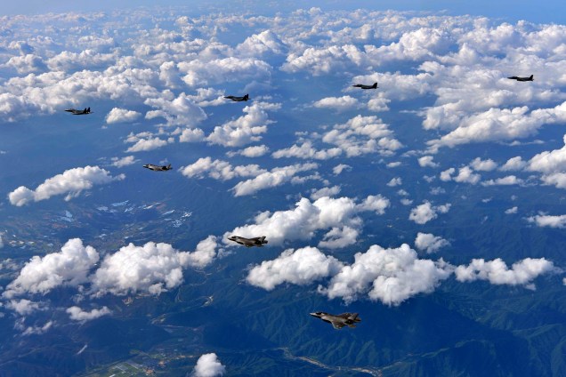 Os pilotos de combate F-35B dos fuzileiros navais dos Estados Unidos e F-15K da Força Aérea da Coreia do Sul voam sobre o território sul-coreano durante uma exercício militar conjunto - 31/08/2017