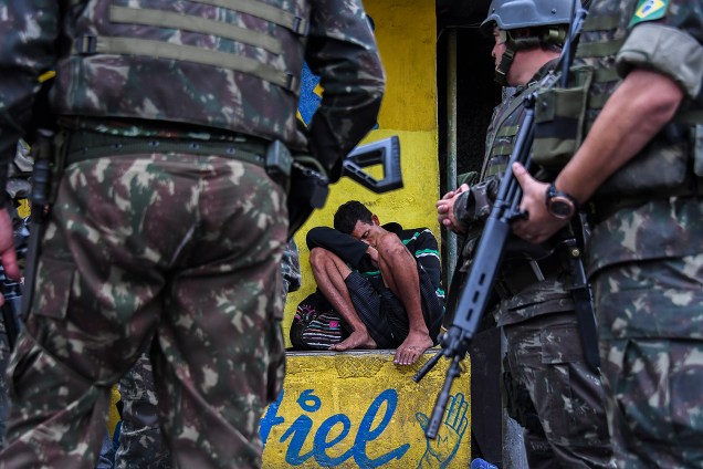 Forças Armadas e Polícias Civil e Militar realizam operação em comunidades na zona norte do Rio de Janeiro - 21/08/2017