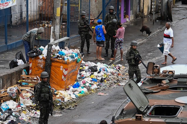 Forças Armadas e Polícias Civil e Militar realizam operação em comunidades na zona norte do Rio de Janeiro - 21/08/2017