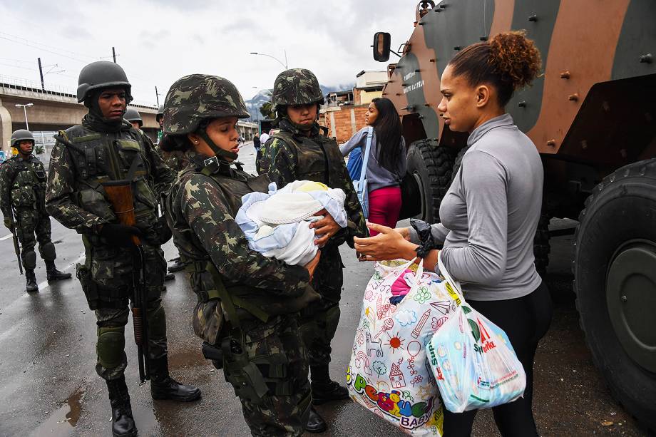 Forças Armadas e Polícias Civil e Militar realizam operação em comunidades na zona norte do Rio de Janeiro - 21/08/2017