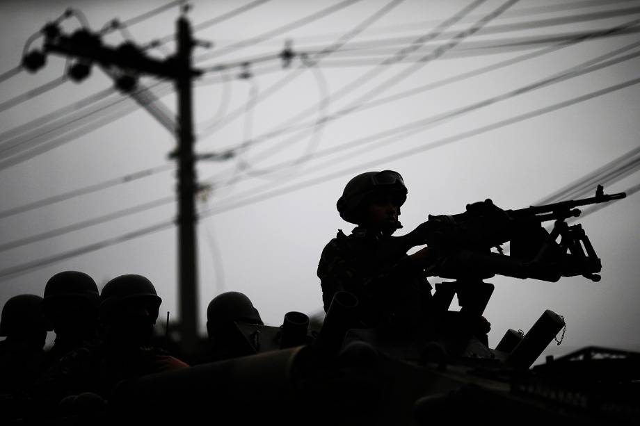 As Forças Armadas e as polícias realizam operação em sete comunidades da Zona Norte do Rio de Janeiro (RJ). Há homens da Polícia Civil, Militar e Federal e das tropas federais nas favelas de Manguinhos, Bandeira Dois, Jacarezinho, Parque Arará, Mandela e Condomínio Morar Carioca e Alemão - 21/08/2017