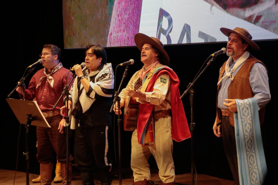 Com as presenças do governador José Ivo Sartori, e dos secretários estaduais da Agricultura, Pecuária e Irrigação, Ernani Polo, e do Desenvolvimento Rural, Pesca e Cooperativismo, Tarcisio Minetto, o governo do Estado lançou, nesta quinta-feira (10), em evento realizado no Theatro São Pedro, na capital, a Expointer 2017. A cerimônia de lançamento comemorou as 40 edições de um dos maiores eventos do agronegócio na América Latina. Com as presenças do governador José Ivo Sartori, e dos secretários estaduais da Agricultura, Pecuária e Irrigação, Ernani Polo, e do Desenvolvimento Rural, Pesca e Cooperativismo, Tarcisio Minetto, o governo do Estado lançou, nesta quinta-feira (10), em evento realizado no Theatro São Pedro, na capital, a Expointer 2017. A cerimônia de lançamento comemorou as 40 edições de um dos maiores eventos do agronegócio na América Latina.