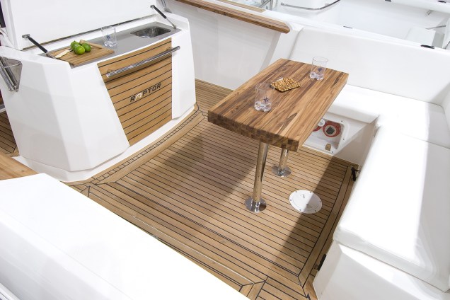 Fishing 330 ST - Embarcação possui cama de casal, solários e mesa removível para refeições. <strong>Preço:</strong> A partir de R$ 486 mil