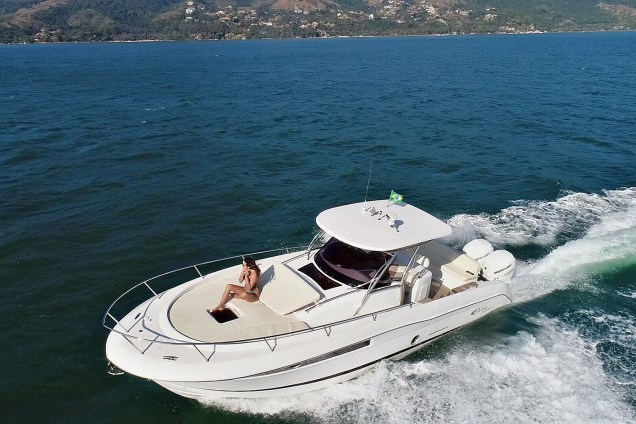 Fishing 330 ST - Embarcação possui cama de casal, solários e mesa removível para refeições. <strong>Preço:</strong> A partir de R$ 486 mil