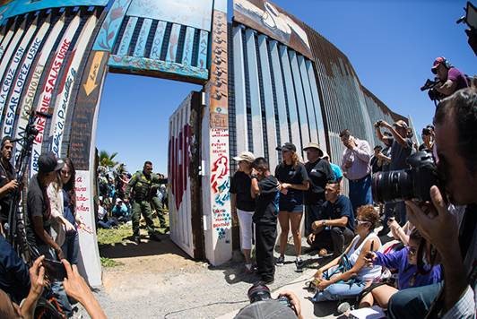 Fronteira entre o México e os Estados Unidos, em Tijuana, é aberta por 3 minutos para que familiares possam se reencontrar
