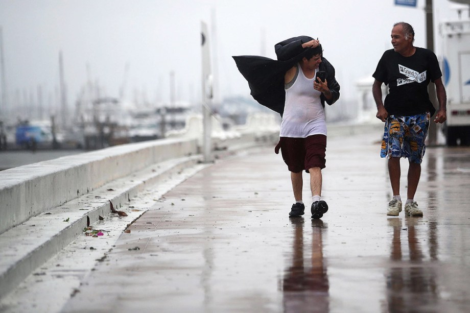 Ventos fortes atingem a costa do Texas antes da chegada do furacão Harvey