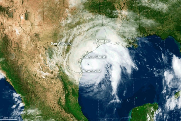 Foto por satélite tirada pela Nasa mostra aproximação do furacão Harvey na costa leste dos Estados Unidos