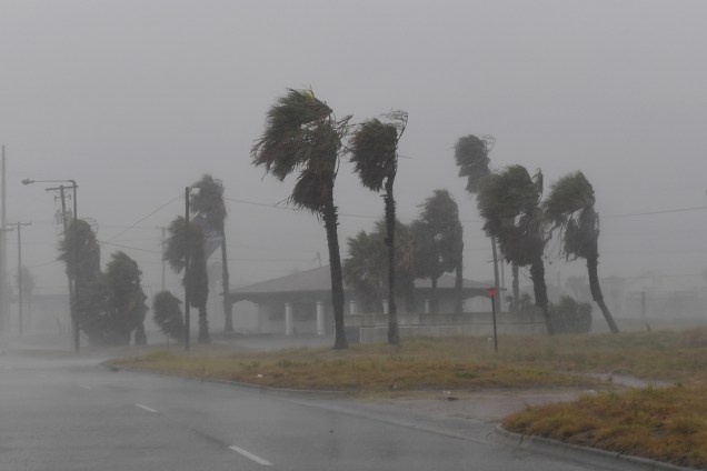 Chegada do furacão Harvey causa ventania e tempestades na cidade de Corpus Christi, no Texas