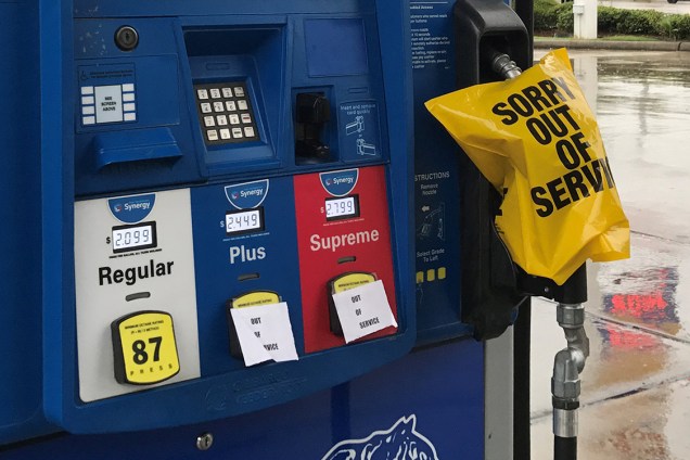 Postos de gasolina ficam sem combustível por alta demanda causada pela chegada do furacão Harvey, nos Estados Unidos