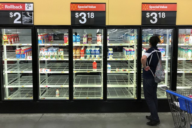 Prateleiras ficam vazias em supermercados por causa da chegada do furacão Harvey na costa leste dos Estados Unidos