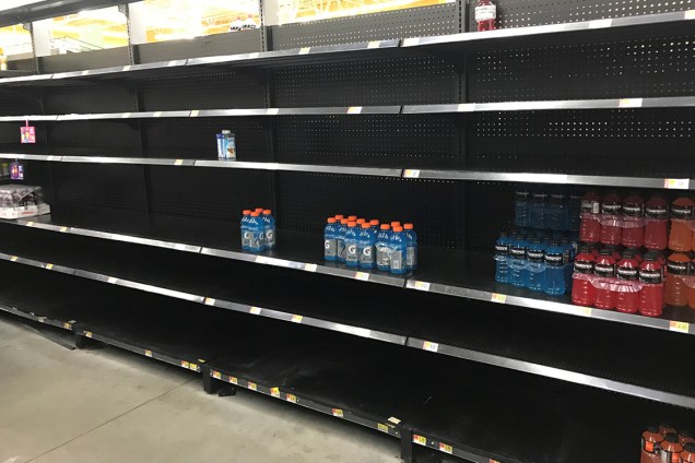Prateleiras ficam vazias em supermercados por causa da chegada do furacão Harvey na costa leste dos Estados Unidos