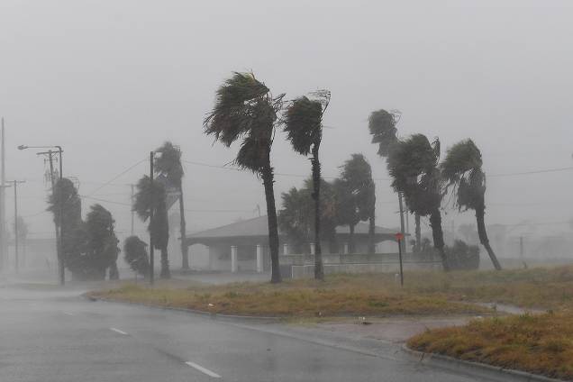 Fortes ventos atingem a cidade texana de Corpus Christi com a chegada do furacão Harvey, na costa do estado americano