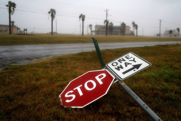 O furacão Harvey atingiu a costa do Texas no início da madrugada deste sábado provocando fortes chuvas  e ventos