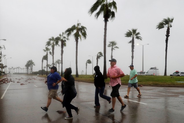 Fortes ventos atingem a cidade texana de Corpus Christi com a chegada do furacão Harvey, na costa do estado americanof