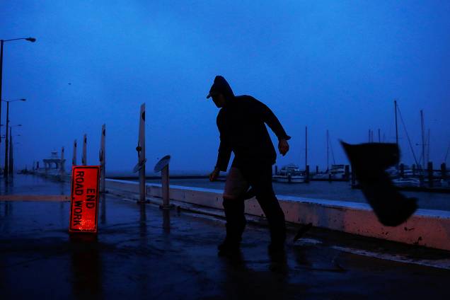 O furacão Harvey atingiu a costa dos Estados Unidos e deixou mais de 200 mil pessoas sem electricidade no estado do Texas.
