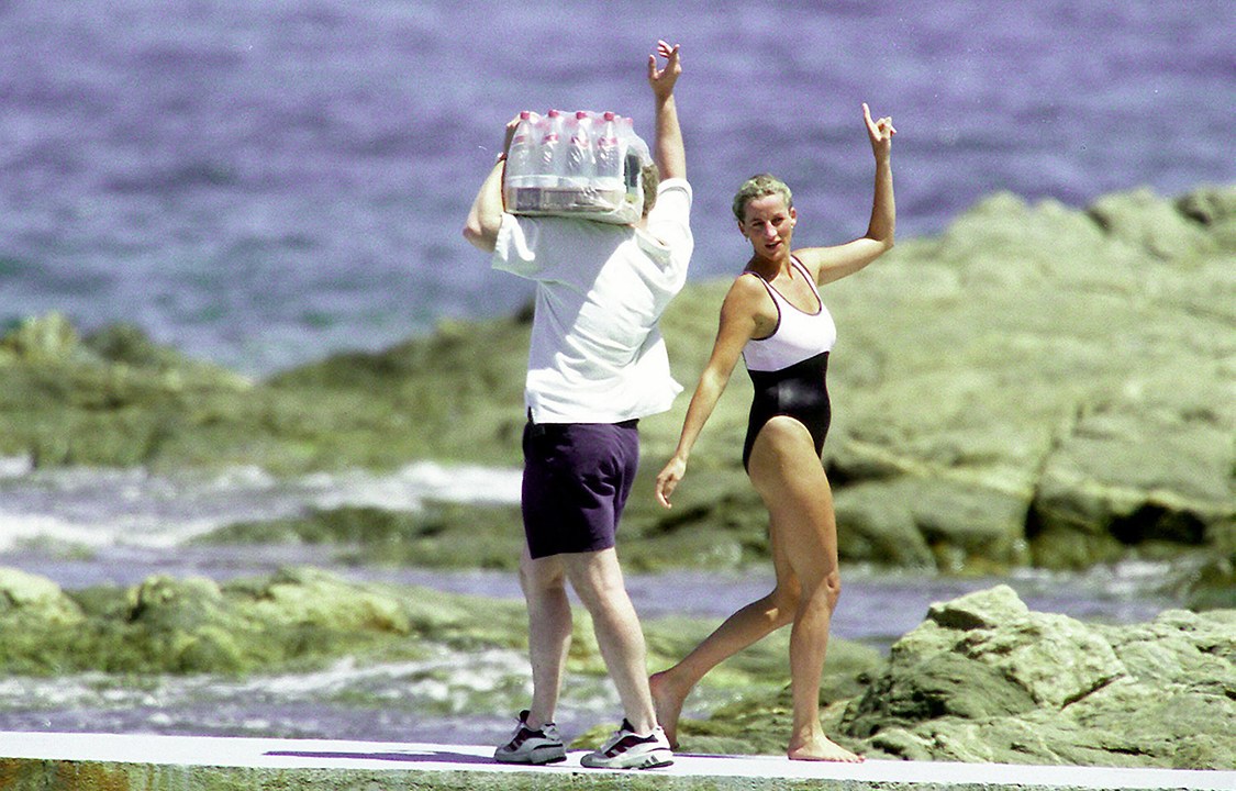 Princesa Diana acena para seu guarda-costas, Trevor Reese-Jones, em St. Tropez