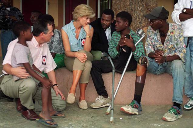 Princesa Diana em Neves Bendinha, Luanda, capital da Angola, durante uma oficina ortopédica de Icrc com vítimas de minas terrestres - 14/01/1997