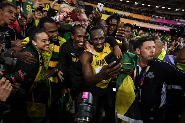 Jamaicano Usain Bolt comemora vitória em terceiro lugar da competição de 100m com volta olímpica, em Londres