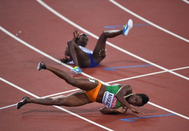 Atleta marfinense cai no chão após vencer ouro na final feminina de 100m do Mundial de Atletismo, em Londres