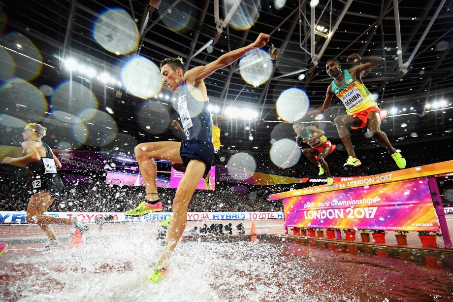 Atletas competem na final categoria de 3000m do Mundial de Atletismo, em Londres