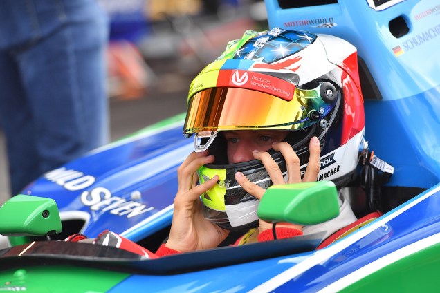 Mick Schumacher pilota carro da primeira vitória do pai na Bélgica - 27/08/2017