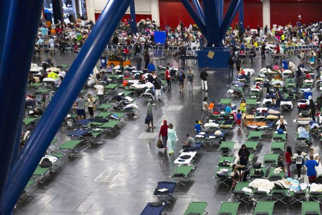 Pessoas desabrigadas devido ao furacão Harvey, são acolhidas em um centro convenções, em Houston