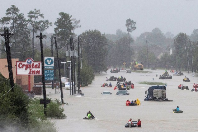 Moradores de Houston usam barcos para se locomoverem pela cidade, após inundações causada pelo furacão Harvey, no texas