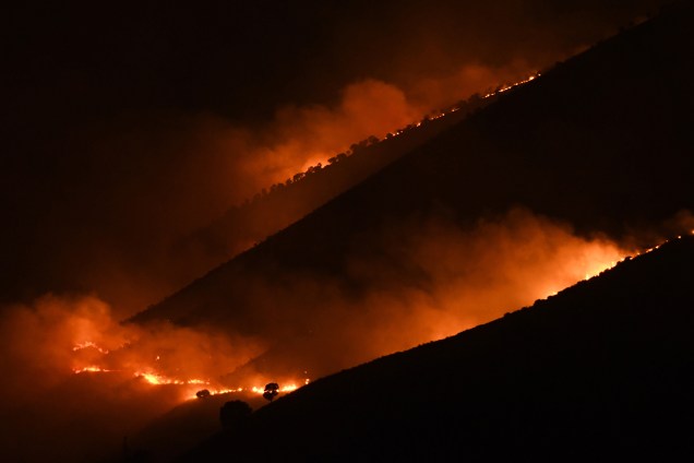 Chamas e fumaça tomam conta de uma floresta perto de Sarande na região montanhosa de Muzina, no sul da Albânia. Os incêndios florestais se espalharam por toda a Albânia, muitas vezes em áreas pouco acessíveis e remotas devido a onda de calor extremo inesperado - 09/08/2017