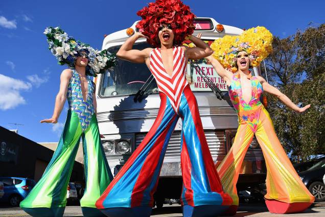 Atores posam em frente ao ônibus original de Priscilla, Rainha do Deserto, comemorando o 10º aniversário do musical e a volta do espetáculo para Melbourne - 14/08/2017