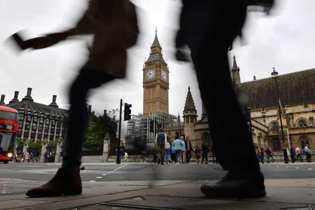 Pedestres atravessam a Praça do Parlamento em Londres, em frente ao Big Ben durante o início das obras de renovação que preveem silenciar os sinos de um dos principais cartões postais da cidade por até quatro anos - 21/08/2017