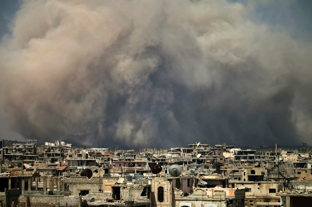 Imagens do dia - Bombardeio em área rebelde na Síria