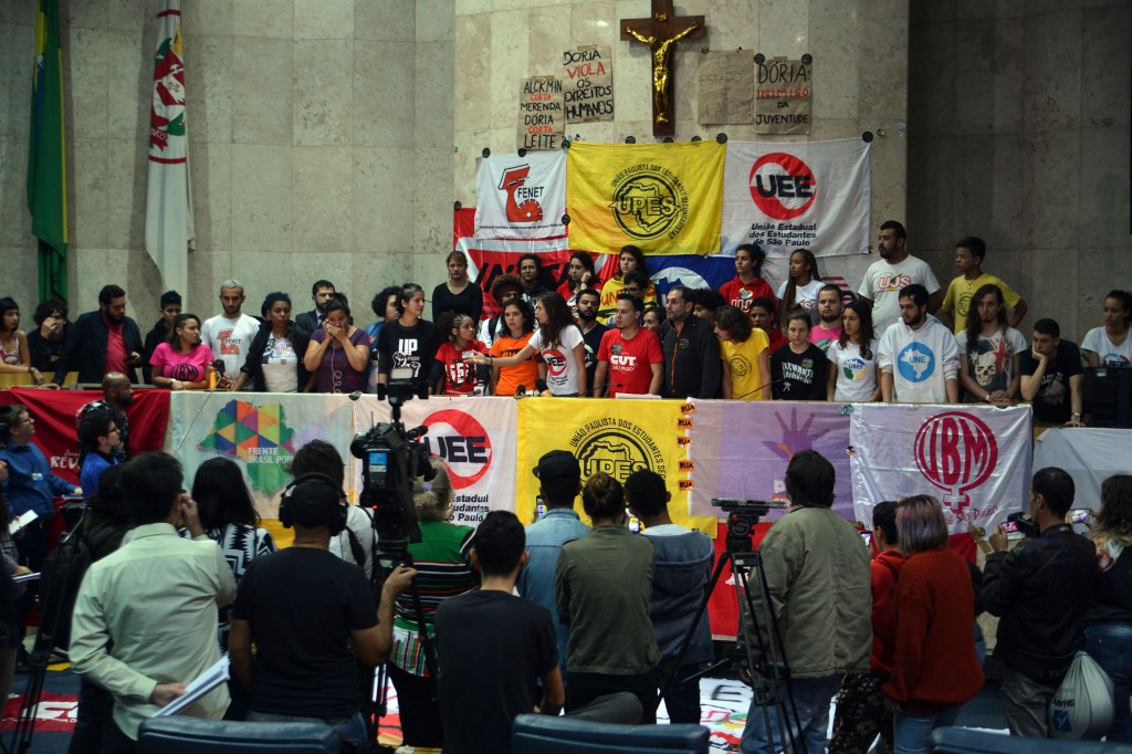 Imagens do dia - Estudantes ocupam a Câmara Municipal de São Paulo