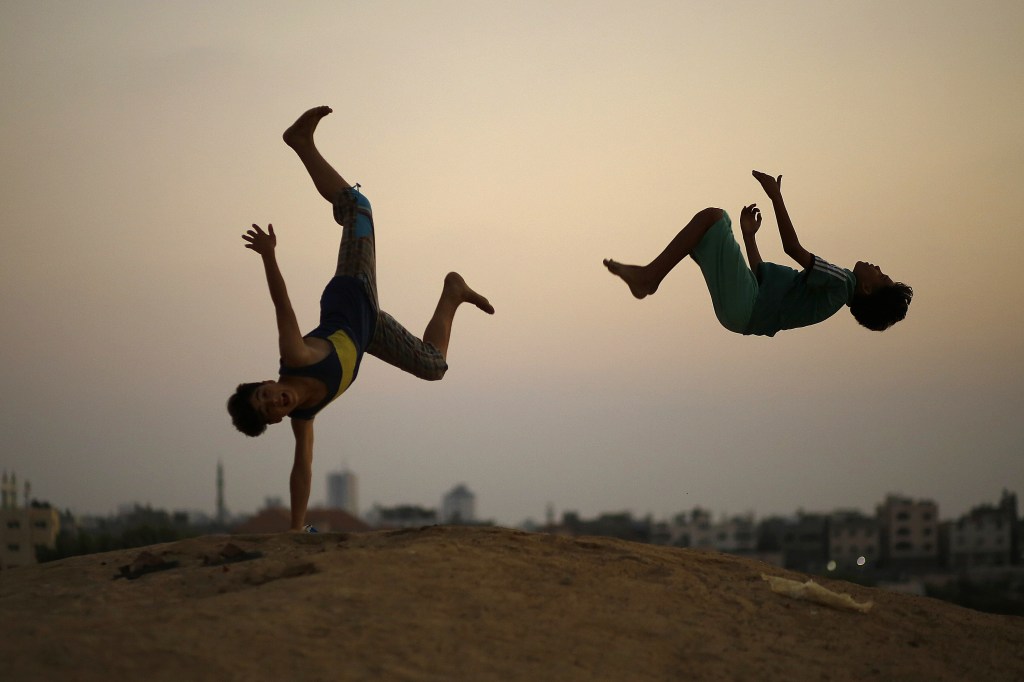 Imagens do dia - Jovens praticam parkour em Gaza
