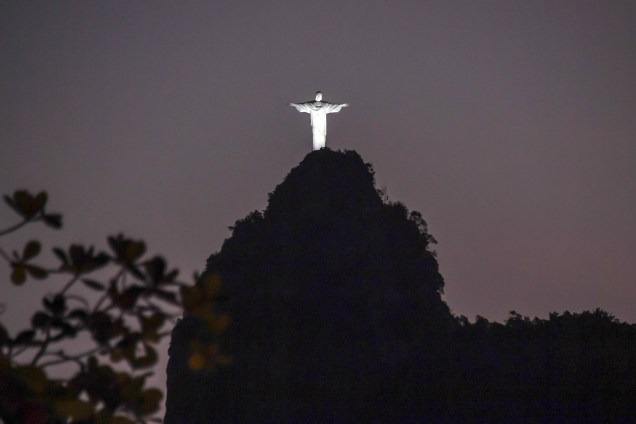 Cristo Redentor, no morro do Corcovado, iluminado durante o pôr do sol no Rio de Janeiro - 10/08/2017