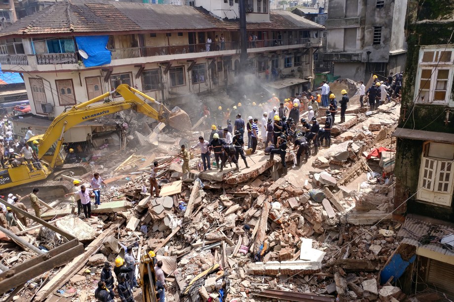 Equipe de resgate procura por sobreviventes após o desmoronamento de um prédio onde viviam nove famílias, dezenas de pessoas ficaram feridas, em Mumbai, na Índia - 31/08/2017