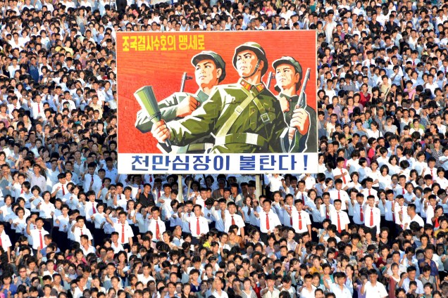 Cidadãos de Pyongyang, capital da Coreia do Norte, se reúnem na Praça Kim Il Sung durante desfile militar em apoio ao ditador Kim Jong-un - 09/08/2017