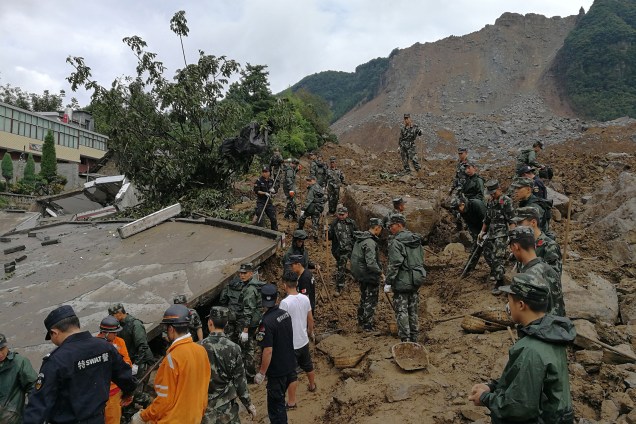 Equipes de resgate trabalham no local de um deslizamento de terra em Bijie na província de Guizhou, no sudoeste da China. O deslizamento atingiu 34 casas e deixou ao menos dois mortos e 25 desaparecidos - 28/08/2017