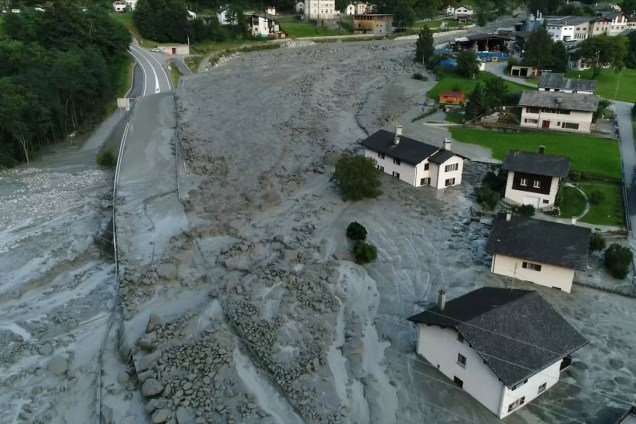 Um deslizamento de terra atingiu a vila de Bondo, na Suíça, após parte da montanha Piz Cengalo, na fronteira com a Itália ter cedido - 24/08/2017
