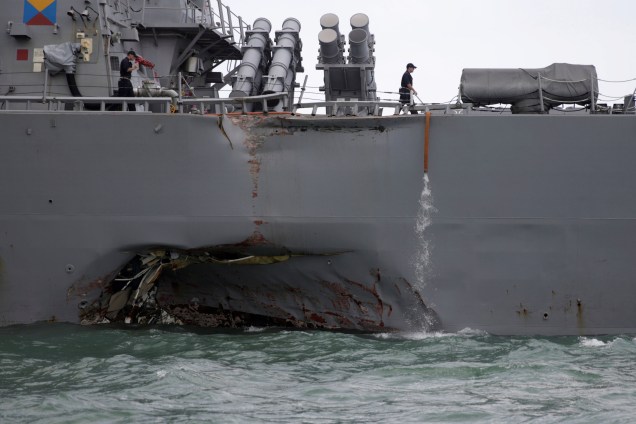 O destróier da Marinha dos Estados Unidos, USS John S. McCain, é visto após uma colisão com um navio mercante, nas águas de Singapura. O acidente deixou 10 desaparecidos e 5 feridos - 21/08/2017