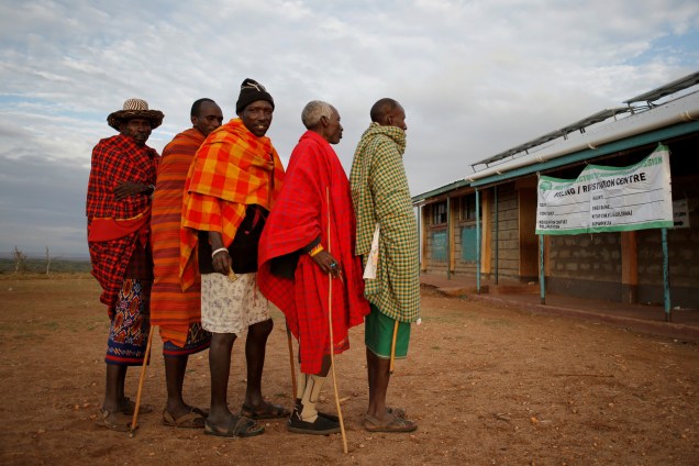 Membros da tribo Samburu esperam para votar durante as eleições presidenciais em uma vila perto de Baragoy, no Quênia - 08/08/2017