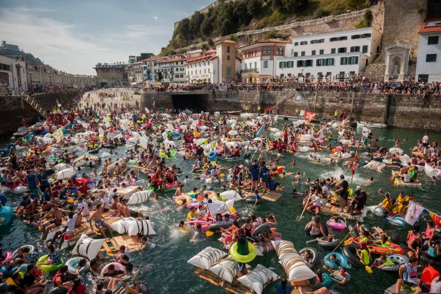 Milhares de pessoas participam do Festival "Abordaje", navegando com suas balsas artesanais no porto de San Sebastian, que ocorre durante o Festival da Grande Semana de São Sebastião, na Espanha - 14/08/2017