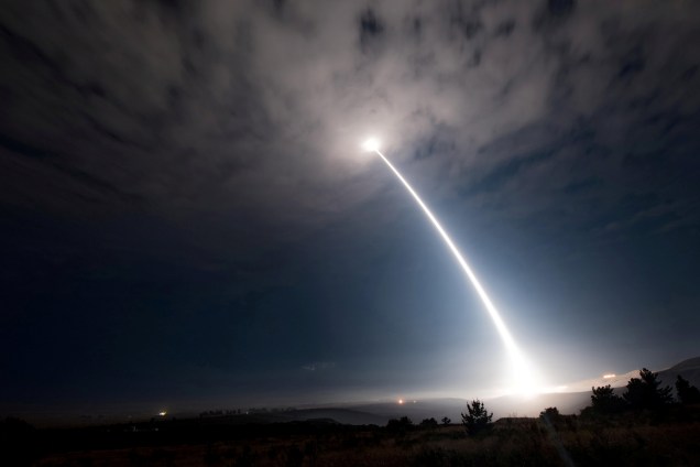O míssil balístico intergovernamental, Minuteman III, é lançado durante um teste operacional na Base da Força Aérea de Vandenberg, Califórnia, nos Estados Unidos - 03/08/2017 O míssil balístico intergovernamental, Minuteman III, é lançado durante um teste operacional na Base da Força Aérea de Vandenberg, Califórnia, nos Estados Unidos - 03/08/2017