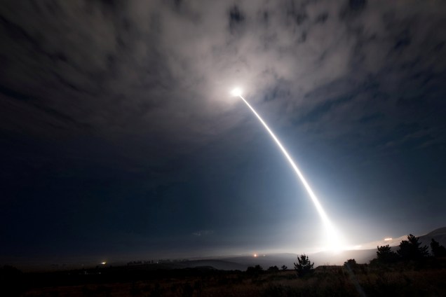 O míssil balístico intergovernamental, Minuteman III, é lançado durante um teste operacional na Base da Força Aérea de Vandenberg, Califórnia, nos Estados Unidos - 03/08/2017