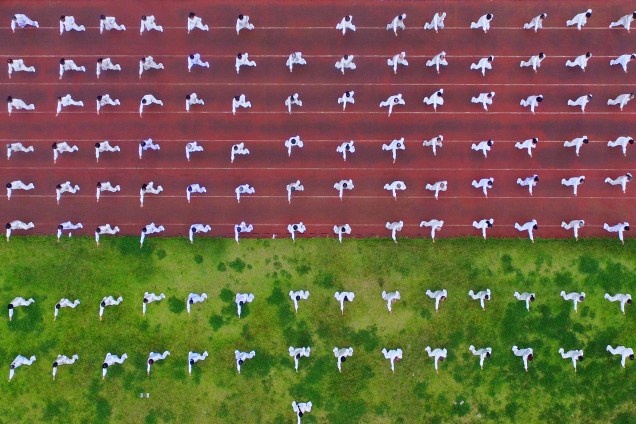 Pessoas executam o Tai Chi como parte de um evento nacional do Dia da Aptidão Física em Rongan na província de Guizhou, no sudoeste da China. A data celebra o aniversário do início dos Jogos Olímpicos de 2008 - 08/08/2017
