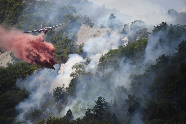 Avião do corpo de bombeiros trabalha para conter o incêndio florestal em Rigaud, ao norte de Nice, no sudeste da França - 03/08/2017