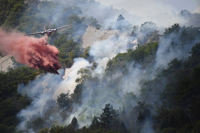 Avião do corpo de bombeiros trabalha para conter o incêndio florestal em Rigaud, ao norte de Nice, no sudeste da França - 03/08/2017 Avião do corpo de bombeiros trabalha para conter o incêndio florestal em Rigaud, ao norte de Nice, no sudeste da França - 03/08/2017