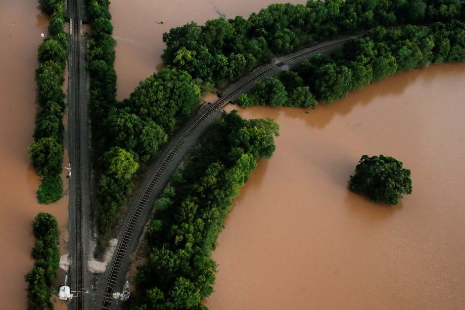 Uma fotografia aérea registra os trilhos do trem em Sandy Point, na cidade de Houston, estado americano do Texas, cercados por águas da inundação causada pela tempestade tropical Harvey - 31/08/2017