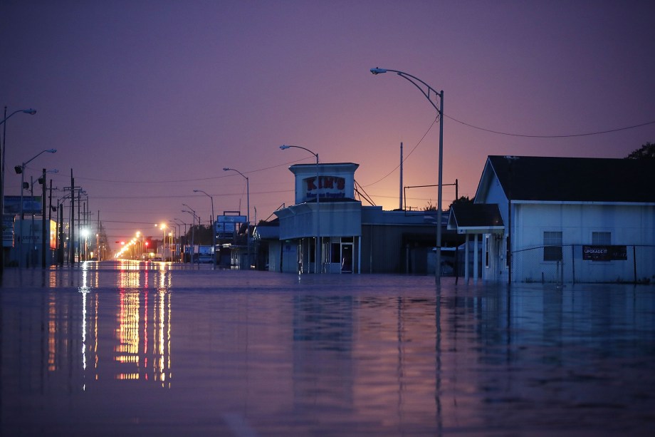 Rua fica inundada após passagem do furacão Harvey em  Port Arthur, no estado americano do Texas - 31/08/2017