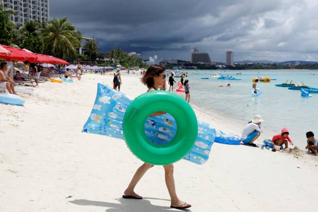 Turistas se divertem na praia de Tumon, na ilha de Guam, território dos Estados Unidos no Pacífico - 10/08/2017