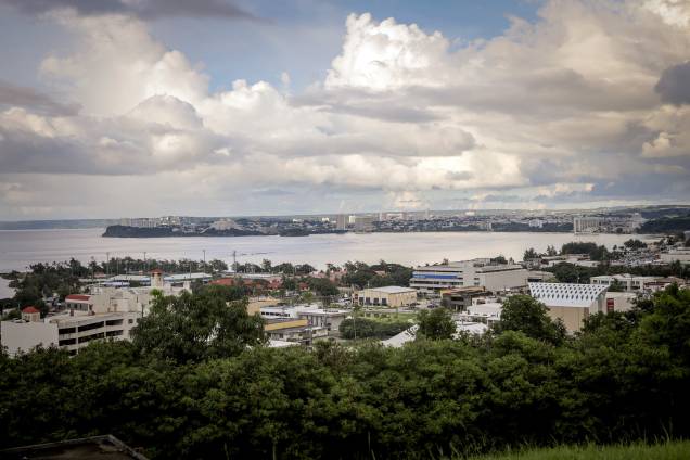 Vista geral da cidade de Tamuning na ilha de Guam